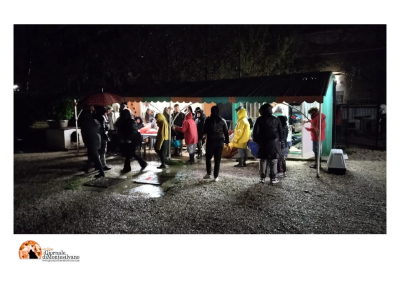 Persone che sotto la pioggia hanno decise di ospitare i cani in difficoltà