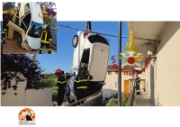 Pescara/Fontanelle. Spettacolare recupero di auto caduta da un terrazzamento