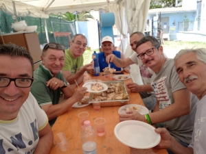 Nella foto dell'anno scorso gli organizzatori, Mimmo Di Giacomo, Marco Volpe, Pomante, Don Nando e altri