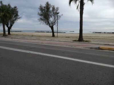 lungomare, pista ciclabile senza transenne 