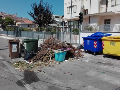 strada parco angolo via Marinelli, foto scattata oggi da Michele Cavaliere - da alcuni giorni altri cittadini hanno riferito l'accumulo di rifiuti.