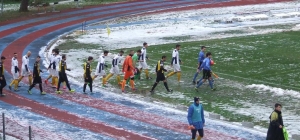 Giocatori sul campo coperto di neve