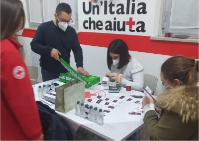 Roseto, un dono della Croce agli over 80.