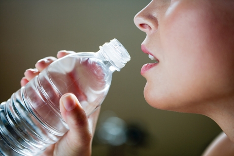 No, non fa bene bere 8 bicchieri d'acqua al giorno: sfatato un mito