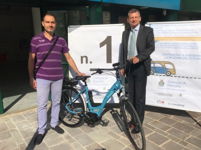 Pescara. Progetto Pesos, consegnate oggi le prime biciclette, 2 alla RAI