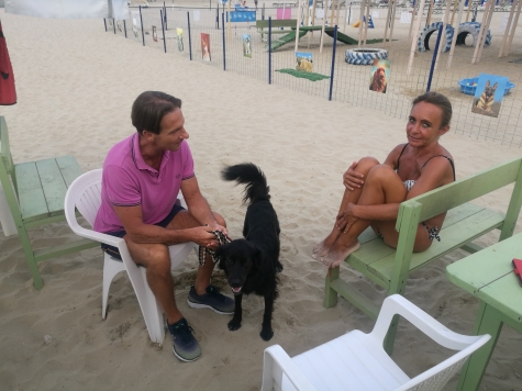 FOTO Il sindaco e Giusy Branella nella spiaggia libera per accesso agli animali d'affezione 