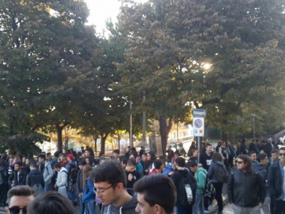 Francavilla, vandali bloccano cancelli del liceo Volta con catene e silicone. Forse uno scherzo?