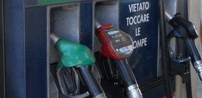 Benzina e diesel ancora in calo, gasolio sotto 1,2 euro/litro, "al fisco 1€ a L"