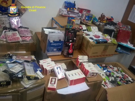 gli articoli fermati e sequestrati dalla Guardia di finanza