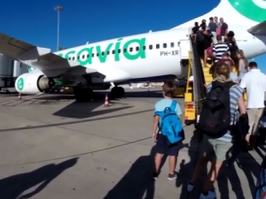 Passeggero puzza troppo in aereo: pilota costretto ad atterraggio di emergenza.