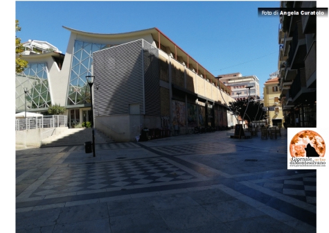 Pescara. Buste d'acqua dai balconi dei palazzi sui passanti