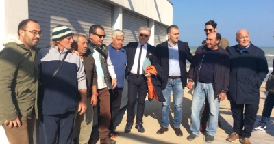 Mercatino del pesce politici e pescatori