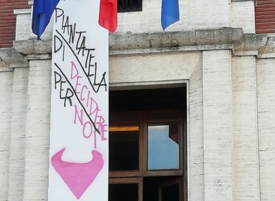 Pescara/mozione aborto/albero. Protesta femminista: “Piantatela di decidere per noi”