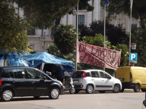 Prosegue intanto la propstesta egli ex interinali Attiva