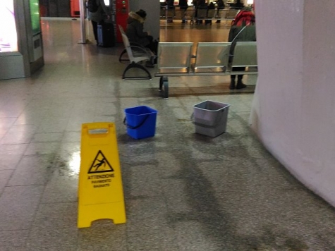 i secchi che raccolgono l'acqua piovana nei giorni di pioggia, nell'atrio freddo