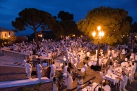 Montesilvano. Cena in bianco nella piazza del curvone. Si portano tutto da casa.