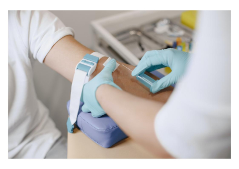 Compiere gesti altruistici giova alla salute: Lo studio di Serenis sulla donazione del sangue