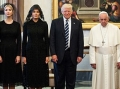 Trump e gentil signora, con la veletta in testa dal papa, e poi da Gentiloni