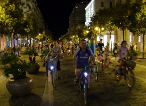 Pescara, passeggiata notturna in bicicletta