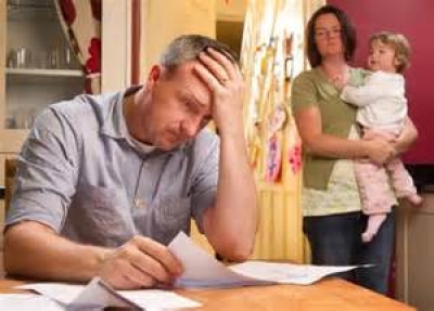 Molte famiglie in Italia non riescono a pagare le utenze e le spese mensili.