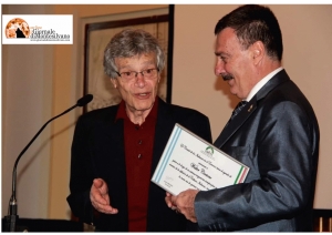 Nella foto Walter Ciccione (a sinistra) riceve un riconoscimento presso la sede dell'Ambasciata d'Italia dal Presidente del Comites di Buenos Aires, Dario Signorini.
