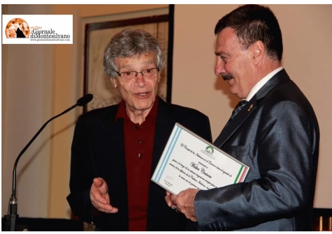 Nella foto Walter Ciccione (a sinistra) riceve un riconoscimento presso la sede dell'Ambasciata d'Italia dal Presidente del Comites di Buenos Aires, Dario Signorini.