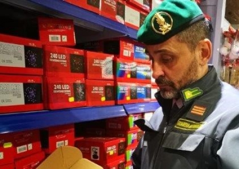 Finanza sequestra tre milioni di luci pericolose