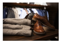 Prova scarpe firmate, lascia vecchie in scatola e esce dal negozio. Beccato dal commesso