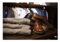 Prova scarpe firmate, lascia vecchie in scatola e esce dal negozio. Beccato dal commesso