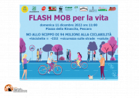 Flashmob a Pescara contro il taglio di 94 milioni di euro per le ciclabili in Italia.
