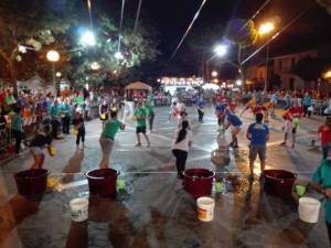 gara con i secchioni d'acqua