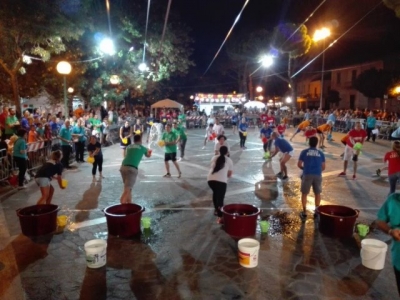 gara con i secchioni d'acqua