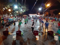 gara con i secchioni d'acqua