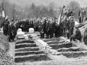 i solenni funerali per le vittime 