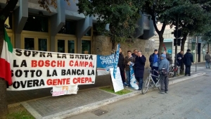 Protesta davanti alla Banca d&#039;Italia a Pescara