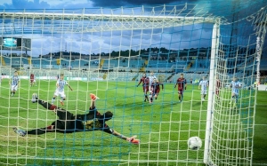 Caprari realizza il rigore della vittoria