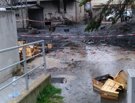 via Tavo quel che rimane dopo l'incendio