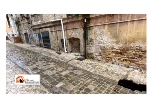 Giulianova, una buca in via Mazzini porta alla luce rete di cuniculi sotterranei