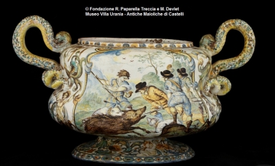 Paparella Treccia/ la maiolica del mese: Carlo Antonio Grue, Zuppiera con caccia al cinghiale