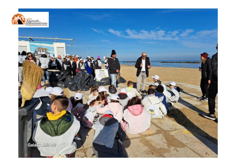 Montesilvano, bambini ripuliscono spiaggia, premiati con un buono Fast food