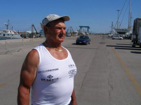 Sibenik ( Croatia) a Giulianova in pattino. Uomo Plasmon pronto all'impresa