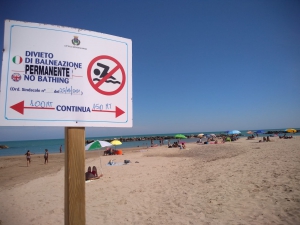 Montesilvano/fossi di scolo e divieto di balneazione, "bagnanti fanno il bagno, senza controlli"