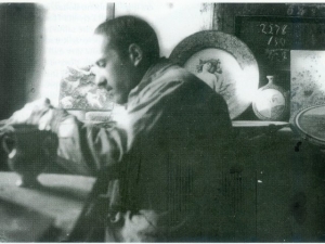 Michele Cascella, figlio di Basilio, mentre dipinge una brocca a Rapino. Sullo sfondo un grande piatto e una fiasca da pellegrino del padre