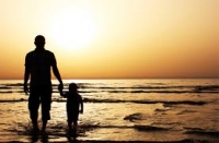 Papà non solo a lavoro, quante ore dedica alla famiglia?