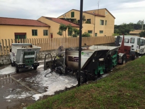 Pescara. Incendio Attiva. Tre mezzi danneggiati dalle fiamme.