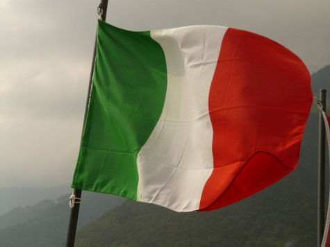 Atri, bandiera UE rimossa in segno di protesta