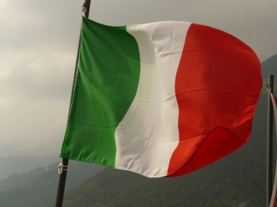 Atri, bandiera UE rimossa in segno di protesta