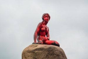 Danimarca, Sirenetta dipinta di rosso contro la caccia alle balene