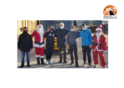 Bolognano, schiera di Babbi Natale porta doni nelle scuole di Piano D'Orta.
