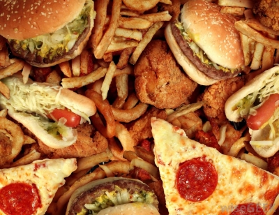 Nella foto cibo vario considerato a scarso valore nutritivo e altamente calorico.